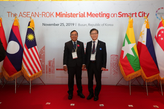 우 한 쪼 미얀마 건설부 장관(왼쪽)과 변창흠 LH 사장이 지난 25일 한-아세안 정상회의 기간 중 열린 한-아세안 스마트시티 장관회의에서 면담을 가진 뒤 기념사진을 찍고 있다.<LH 제공>